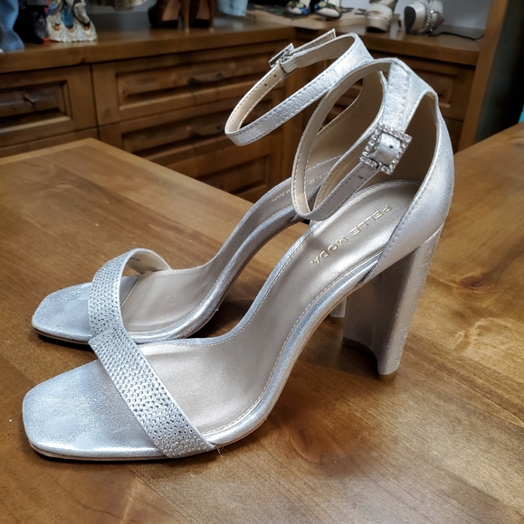 Pelle Moda Silver heels with rhinestone. Size 9 - Picture 3 of 7